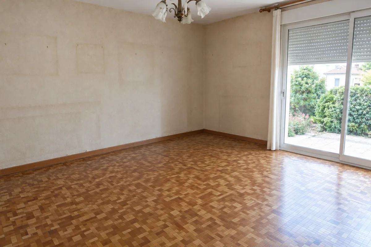 La même salle à manger entièrement vidée, parquet dégagé, après le débarras